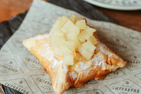 Ватрушка с творогом и грушей