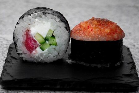 Ролл запечённый с тунцом