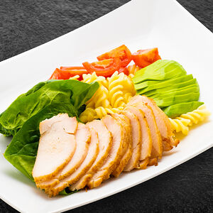 Боул с пастой, куриной грудкой и авокадо