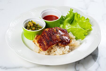 Маринованная мисо-курица с рисом и корейскими огурчиками