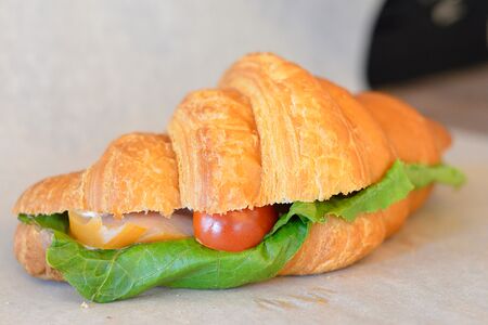 Круассан-сэндвич с курицей