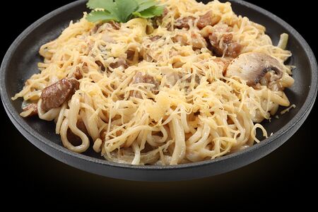 Удон с курицей и сливочным соусом