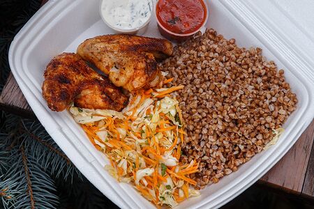 Куриные крылья с гречкой и капустным салатом