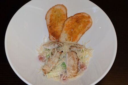 Салат Цезарь с курицей