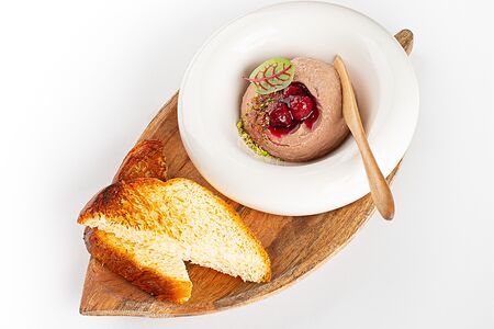 Паштет из куриной печени и соусом вишня-амаретто