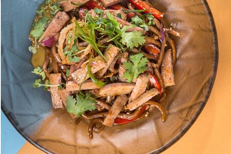 Лапша с говядиной карри и якисоба