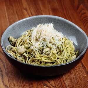 Спагетти с куриной грудкой и шпинатом