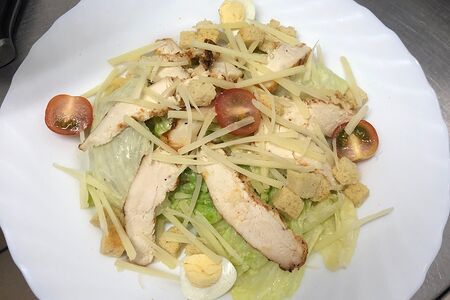 Салат Цезарь с курицей