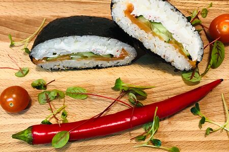 Онигирадзу с лососем и крабом