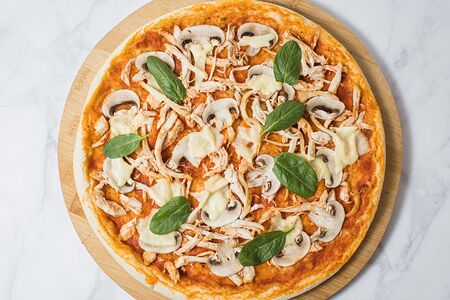 Пицца с куриной грудкой и грибами