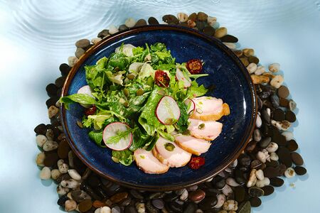 Салат с жареным цыплёнком, редисом и вялеными томатами