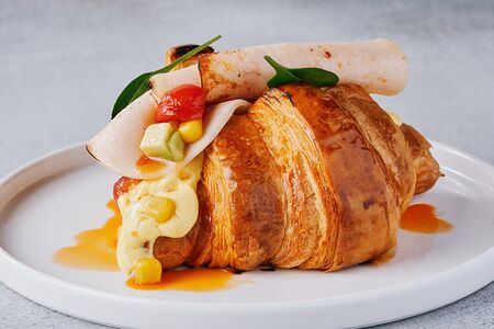 Круассан с ветчиной