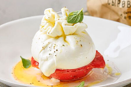 Салат с бурратой, печёным перцем и помидором