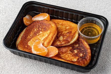 Оладушки домашние на кефире с медом и сезонными фруктами