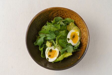 Зеленый салат с авокадо и яйцом
