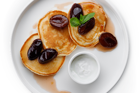 Оладьи со сливой и сметаной