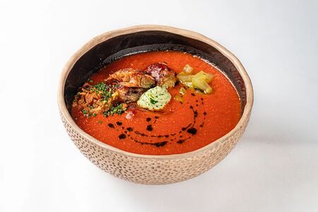 Горячий томатный суп с томлёными свиными рёбрышками