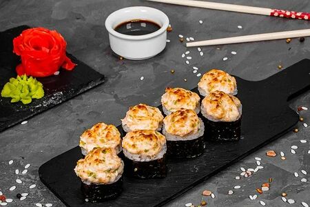 Запеченный ролл с лососем и авокадо