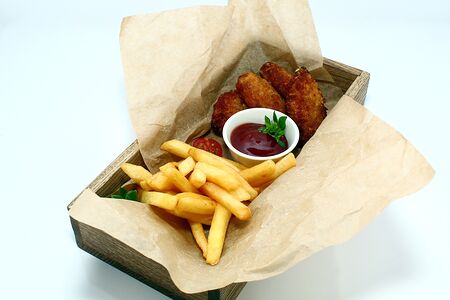 Куриные наггетсы с картофелем фри и сырным соусом