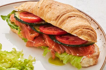 Круассан с лососем и творожным сыром
