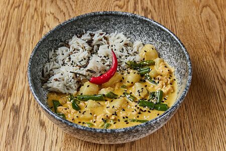 Карри с гребешком и лососем