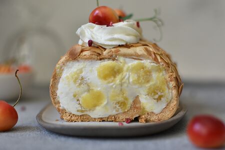 Меренговый рулет с манго