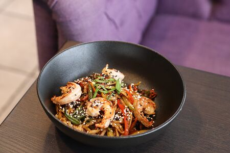 Вок с креветками