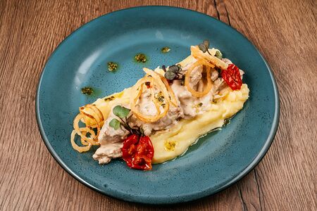 Филе cвинoе в грибном соусе с пюре