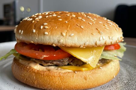 Бургер с говяжьей котлетой