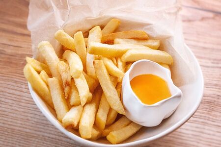 Картофель Фри с соусом чеддер