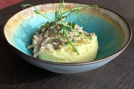 Бефстроганов с картофельным пюре