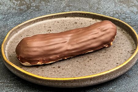 Эклер с заварным кремом