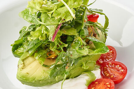 Авокадо с киноа, сыром фета и печеным перцем