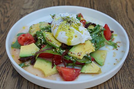 Салат с авокадо, яйцо пашот, микс зелени, томат