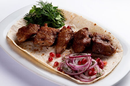 Седло ягненка на мангале