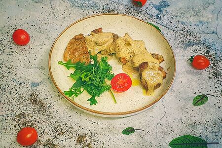 Медальоны из свинины с грибным соусом