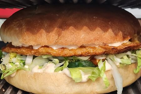 Бургер с куриной котлетой и перцем халапеньо