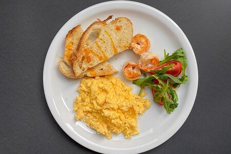 Скрэмбл с креветкой