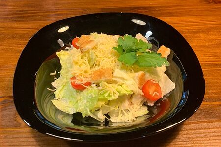 Салат цезарь с курицей