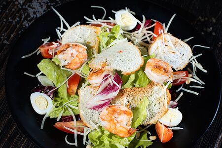 Салат Цезарь с креветками