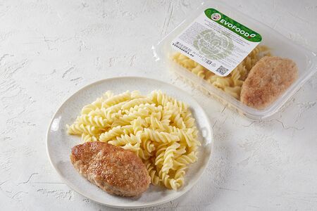 Котлета мясная с макаронами