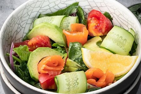 Салат с лососем и авокадо