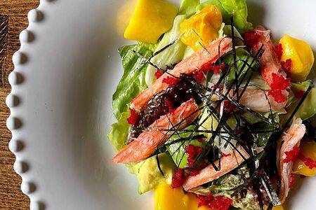 Салат с крабом, манго и авокадо