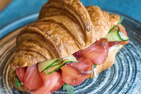 Круассан с лососем и авокадо
