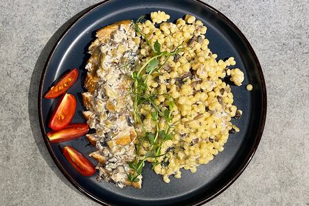 Куриная грудка с птитимом и грибным соусом
