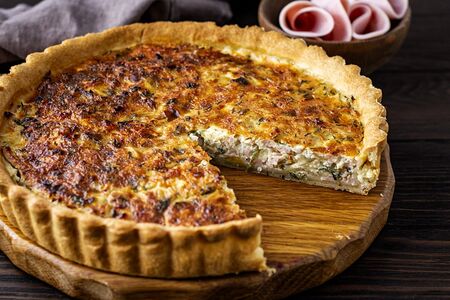 Киш луковый со сливочной заливкой и ветчиной