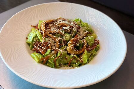 Салат с морепродуктами по-азиатски