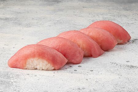 Суши с тунцом