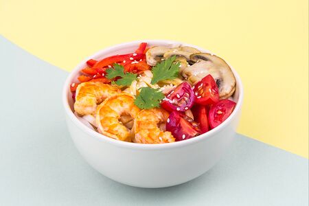 Вок М удон Том ям с креветкой