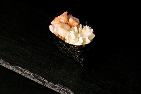 Суши креветка-сыр